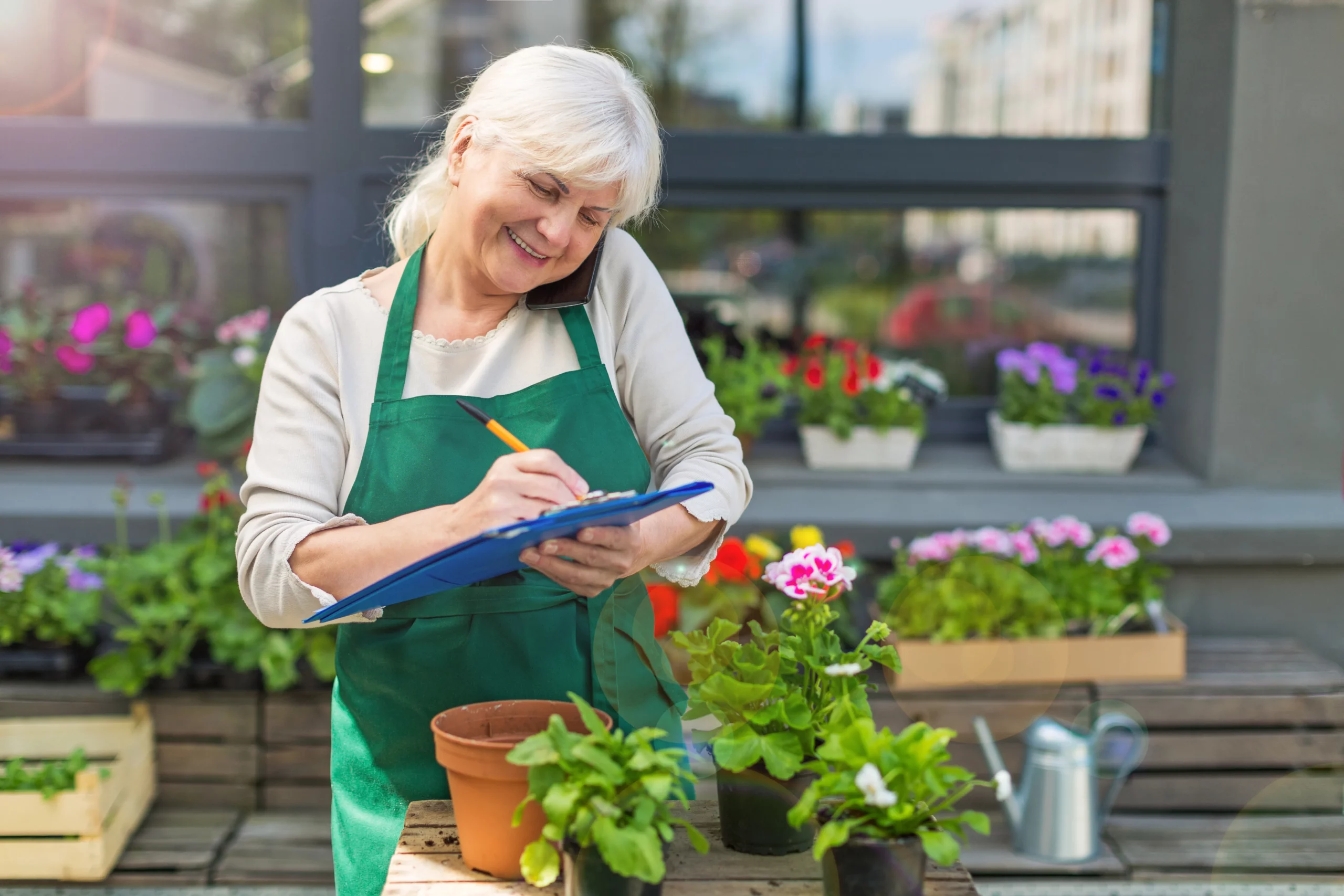 AdobeStock_1283285068_resultat Senior som sköter om trädgården och planterar. Ser glad ut